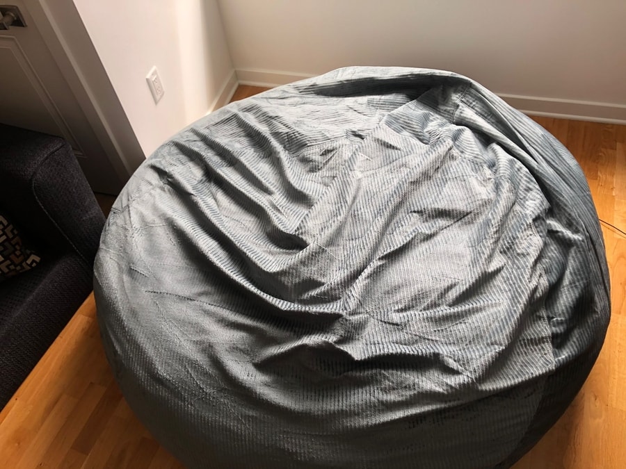 Limpiar en seco los cojines del sofá.